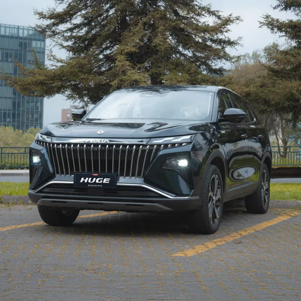 Dongfeng Huge de color oscuro, de tres cuartos por delante, en un estacionamiento con árboles