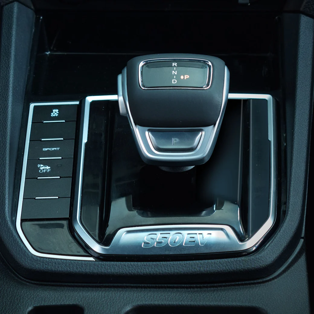 Detalle del selector de la transmisión automática del Dongfeng S50 EV, con las posiciones P, R, N y D