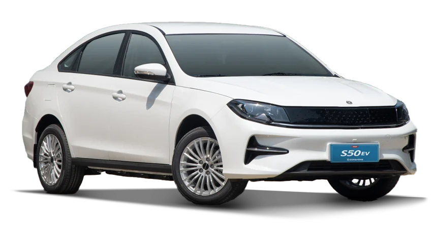 Dongfeng S50 EV blanco visto de tres cuartos, con la carrocería completa, en estudio