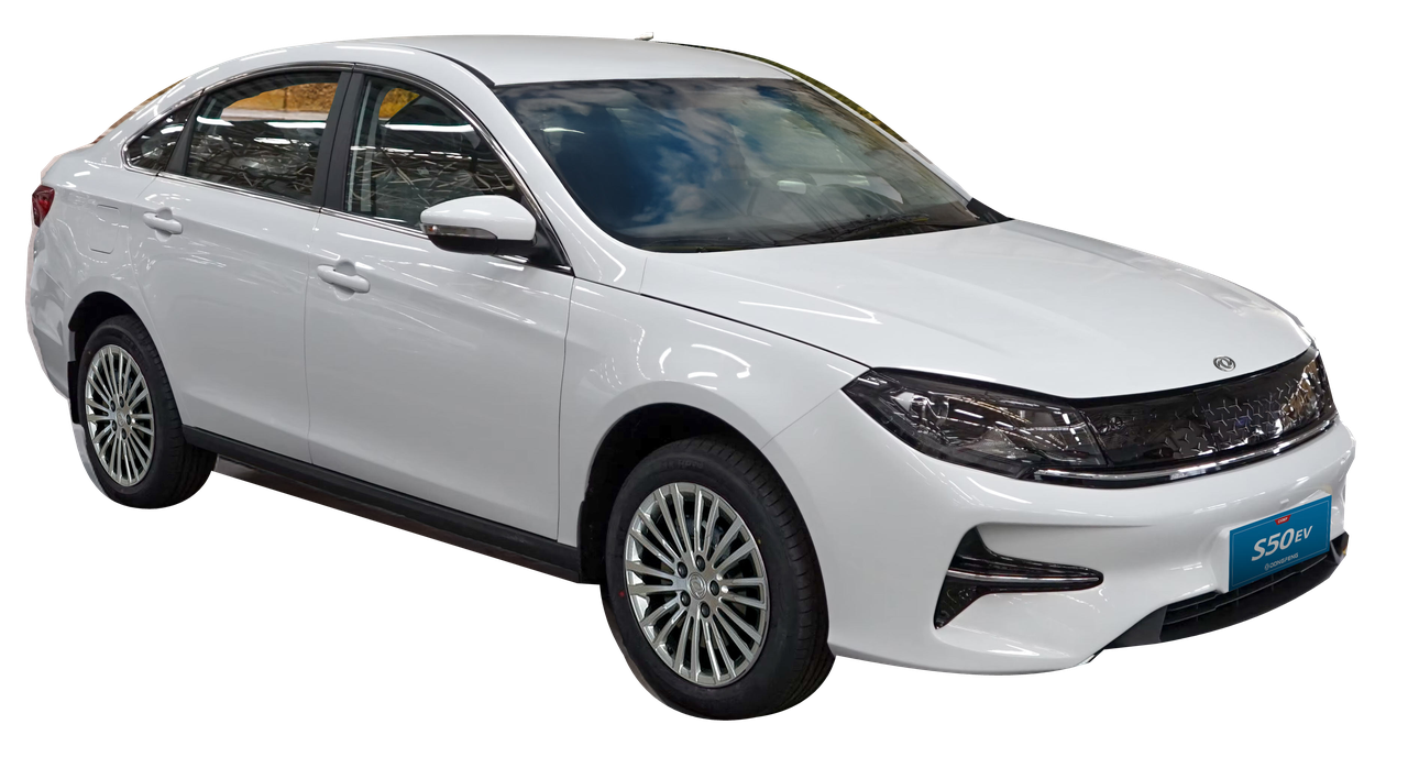 Dongfeng S50 EV blanco de perfil, con la carrocería completa