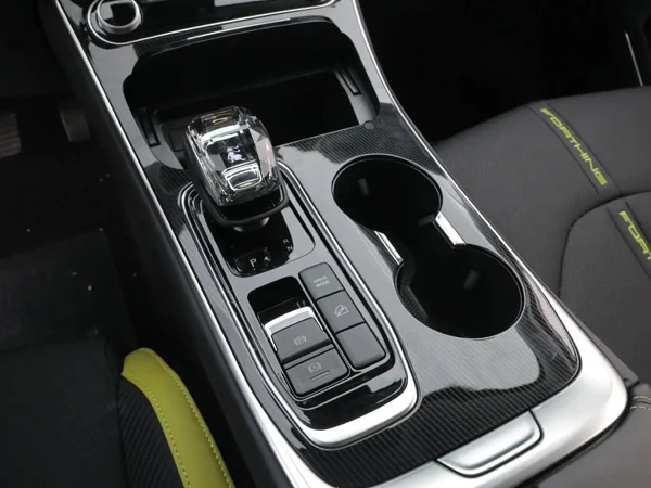 Detalle de la consola y el selector de la transmisión del Dongfeng T5 EVO HEV