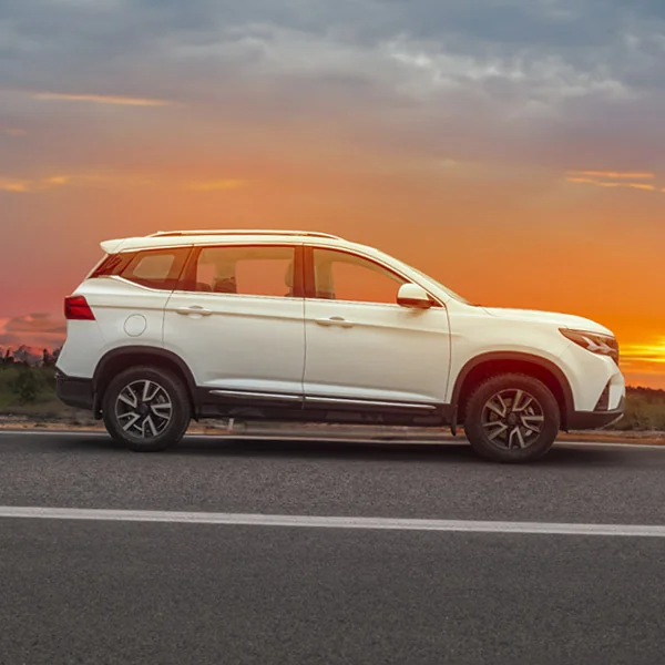 Perfil completo del Dongfeng T5 blanco al atardecer