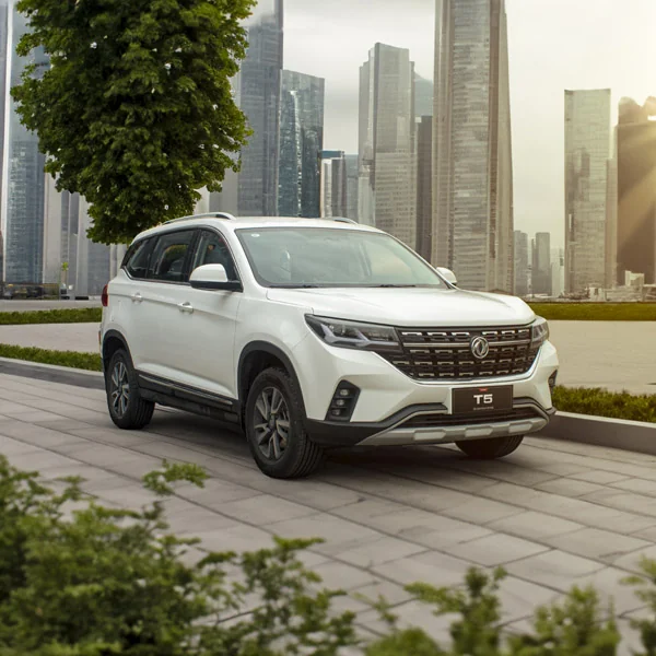 Dongfeng T5 blanco en una explanada, con edificios al fondo