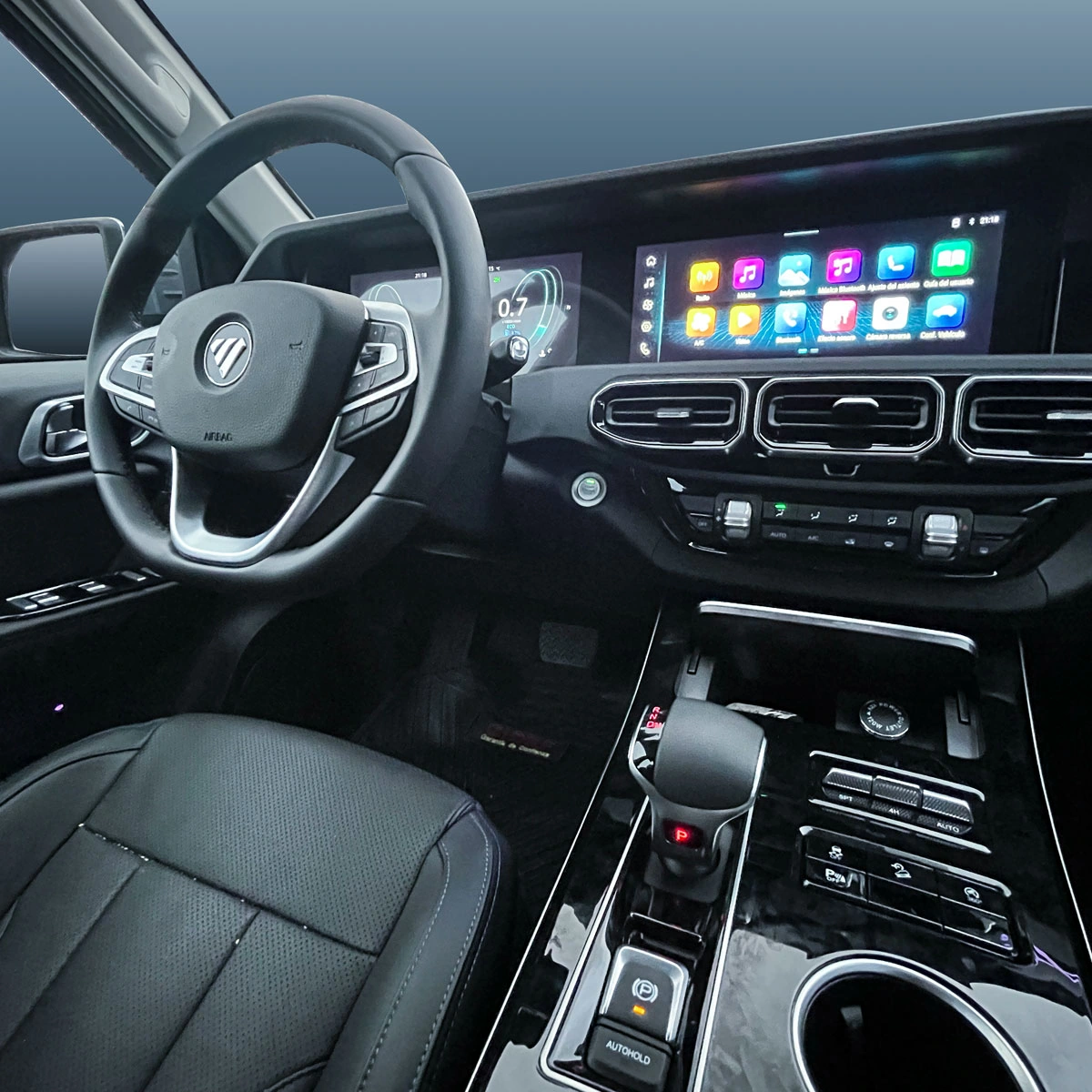 Cabina de la Foton G9 automática: volante, instrumental y pantalla central