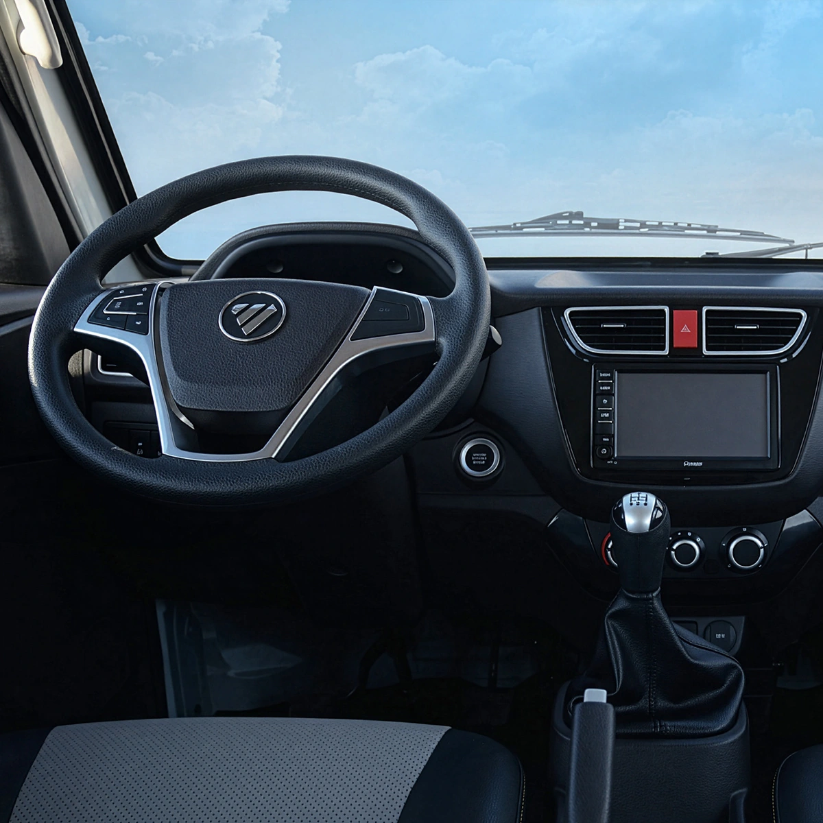 Cabina de la Foton TM3: volante, radio con pantalla touch y palanca de la caja manual