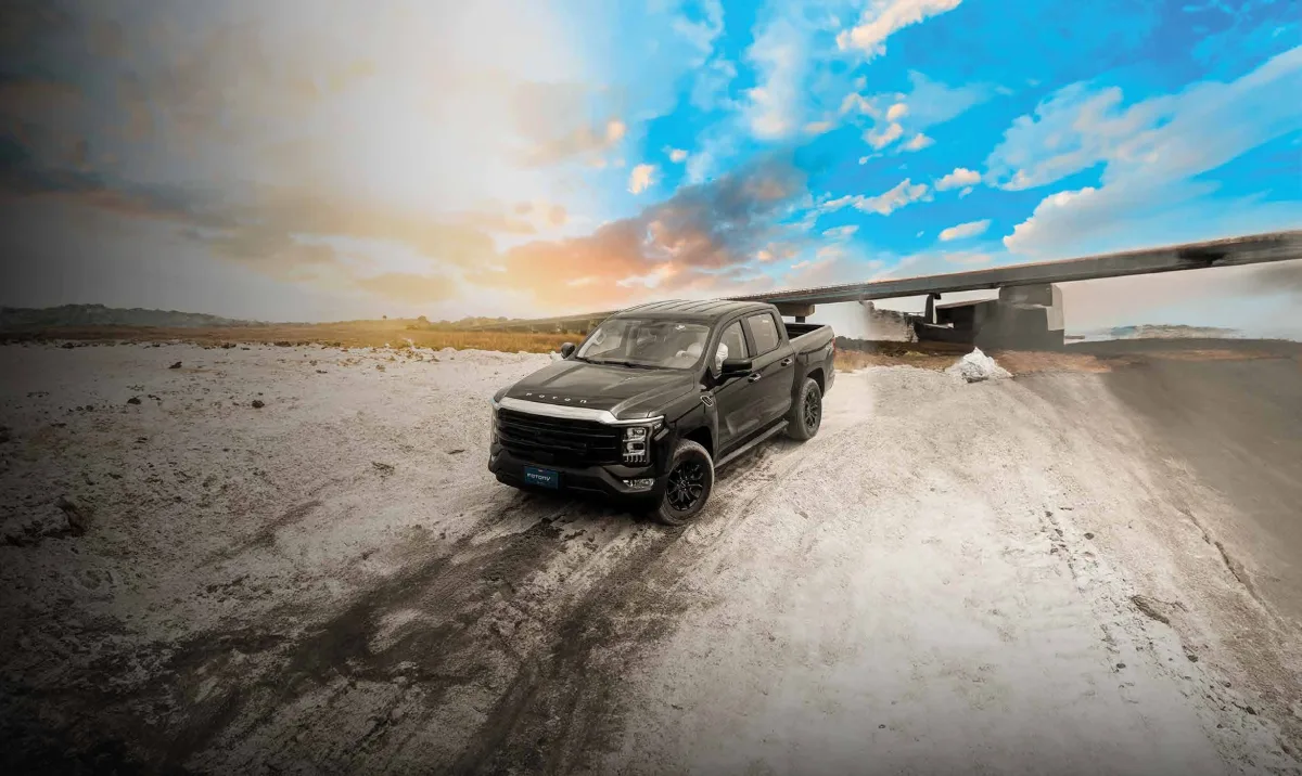 Foton V7 negra junto a un puente, fotografía de la ficha oficial chilena