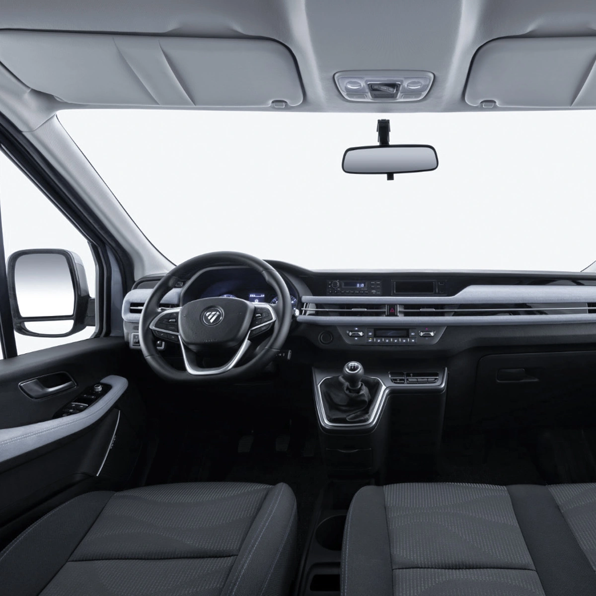 Cabina del Foton View Grand Cargo con caja manual: volante, tablero sin pantalla multimedia y tres asientos