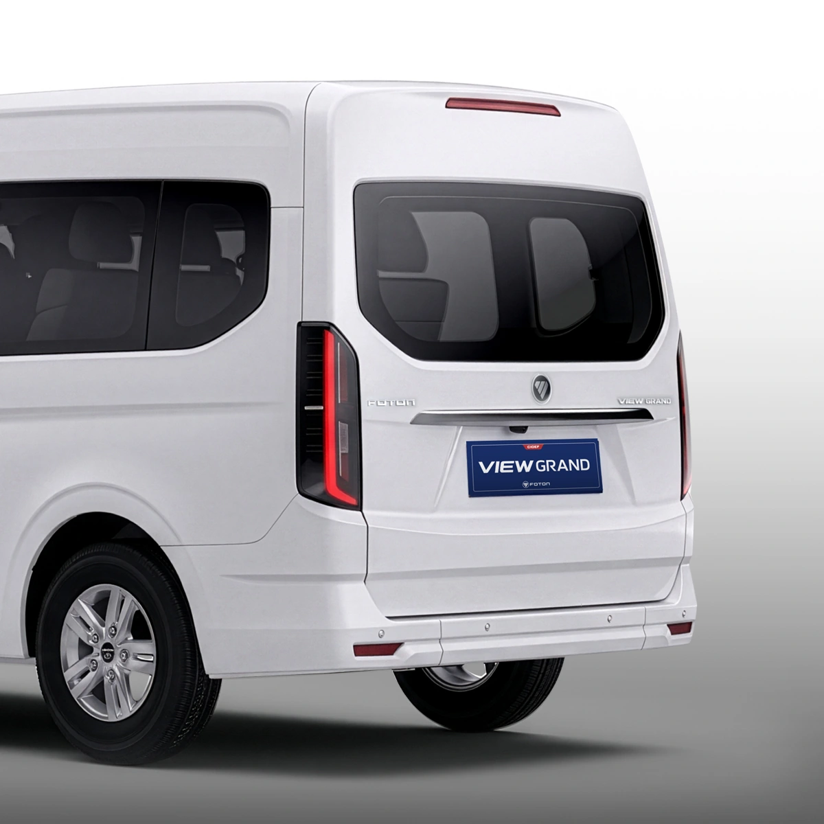 Foton View Grand Pasajeros blanco, vista trasera con el portalón con ventana